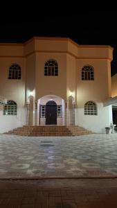 a large building with a lot of windows and a door at المسارات الدولية in Mawāliḩ
