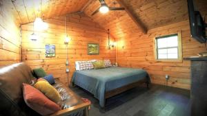 Giường trong phòng chung tại Relaxing Getaways to Chattanooga, Tennessee, in this Colorful Pet-Friendly Cabin