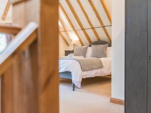 a bedroom with a bed with white sheets and pillows at Kingfisher Oast in Hollingbourne +32 photos