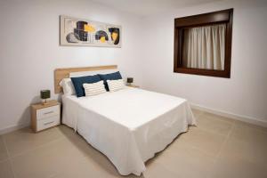 CáñarにあるOasis de Cañarの大きな白いベッドと窓のある寝室 +46枚の写真