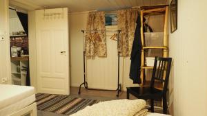 Ένα ή περισσότερα κρεβάτια σε δωμάτιο στο Riverside Bliss - Cozy 1-Bedroom Apartment with Parking & WiFi near Tvedestrand