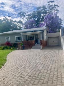 una casa con una entrada de ladrillo delante de ella en Conde Rest, en Stellenbosch