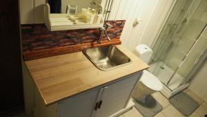 Ένα μπάνιο στο Riverside Bliss - Cozy 1-Bedroom Apartment with Parking & WiFi near Tvedestrand +13 φωτογραφίες