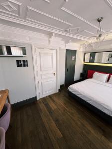 Postel nebo postele na pokoji v ubytování Taksim Avenue