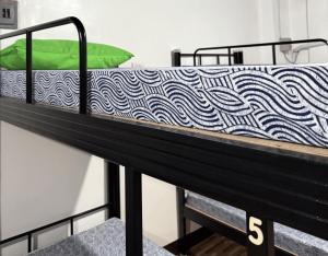 um colchão em cima de um beliche em Bancasi Hostel Shared Dormitory em Butuan