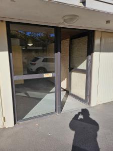 l'ombre d'une personne prenant une photo d'une voiture à travers une vitre dans l'établissement PALMA II, à Port-la-Nouvelle 2 autres photos