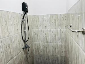 a shower with a blow dryer in a bathroom at Lipton View Inn near Ella & Haputhale in Bandarawela +71 photos