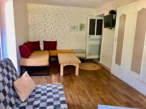 uma sala de estar com um sofá e uma mesa em Gîte Au Moulin Mazaud em Ambazac