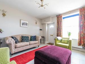 Easton on the HillRed Kite Cottage的带沙发和椅子的客厅 更多29张照片