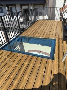 a deck with a basketball hoop in the middle at Le Nid de Schatzi in Haguenau