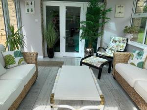 een veranda met 2 banken en een salontafel bij Eversfield in Goathland