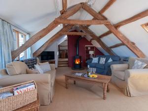 een woonkamer gevuld met meubels en een open haard bij Lighthouse Watch in Saint Nicholas