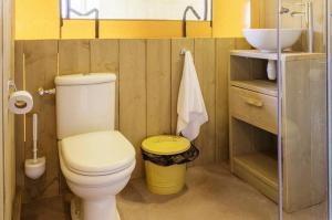 Un baño con un inodoro blanco y un lavabo. en Oh! Campings - Medrose Camping Ardèche, en Saint-Thomé 20 fotos más