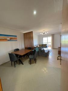 ein Wohnzimmer mit Tisch und Couch in der Unterkunft Assilah marina golf 32 in Asilah