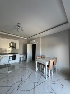 Η κουζίνα ή μικρή κουζίνα στο Sunny Sea Apartment Kargicak- 300 m zum Strand