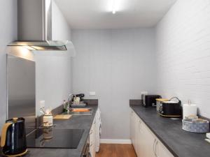 CeresにあるMorrice Houseのシンクとカウンタートップのあるキッチン