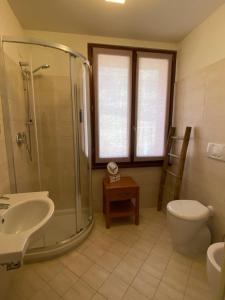 Un baño con ducha, lavabo e inodoro. en Maison Poluc - Cadeau des Alpes, en Champoluc 7 fotos más