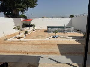 RufisqueにあるVilla climatisé avec piscine et calmeの建設中の建物のある庭の眺め