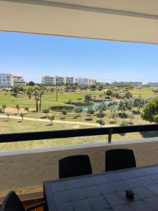 Blick auf einen Park aus einem großen Fenster in der Unterkunft Assilah marina golf 32 in Asilah