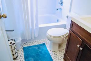 Ένα μπάνιο στο Downtown Condo, sleeps 6, minutes from Broadway! +20 φωτογραφίες