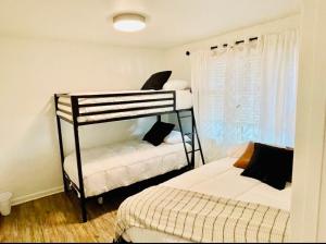 Ένα ή περισσότερα κρεβάτια σε δωμάτιο στο Downtown Condo, sleeps 6, minutes from Broadway!