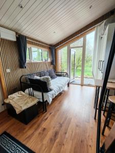 En eller flere senge i et værelse på Hilltop Cabin