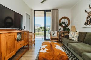 Μια τηλεόραση ή/και κέντρο ψυχαγωγίας στο George City Centre Stunning Mountain views