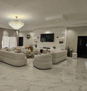 Μια τηλεόραση ή/και κέντρο ψυχαγωγίας στο hatta sky