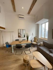 a living room with a table and a couch at Atelier Marius ROCHE in Marseille