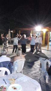 克里多利亚Kleitor Stone Villa-Peloponnese Getaway的一群人晚上在庭院跳舞 更多75张照片