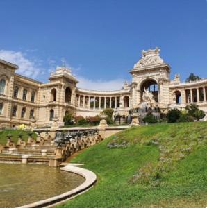 a large building with a pond in front of it at Atelier Marius ROCHE in Marseille