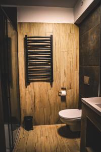 SkorkaにあるHotel Bastioのトイレと窓のあるバスルーム