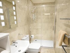 Wainfleet All SaintsにあるSalem View - E5461のシャワー、トイレ、洗面台を備えたバスルーム