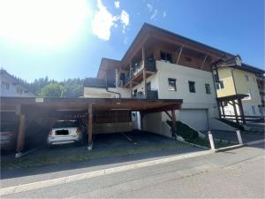 Un garaje con un coche aparcado delante de un edificio. en Appartement Pletzer, en Kitzbühel