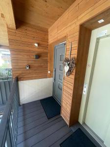 Un balcón con una puerta y un gato sentado en una cornisa. en Appartement Pletzer, en Kitzbühel