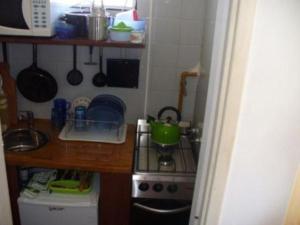 una piccola cucina con fornelli e piano di lavoro di Mar del Faro a Mar del Plata Altre 5 foto