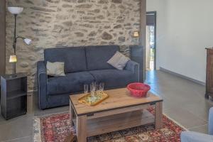 ein Wohnzimmer mit einer blauen Couch und einem Couchtisch in der Unterkunft Apartment for 6 people in Albiez with balcony in Albiez-Montrond