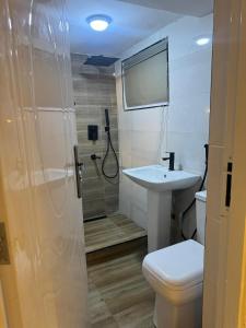 Ένα μπάνιο στο Asokoro Luxury Apartments