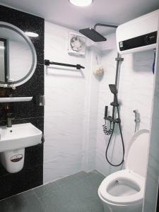 ein Badezimmer mit Toilette, Waschbecken und Dusche in der Unterkunft Kem Homestay - Nhà riêng 2 phòng ngủ in Haiphong