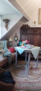 un soggiorno con tavolo e letto di Ferme de la Dorvallière a Cavagnac Altre 10 foto