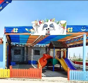 une aire de jeux avec un toboggan dans une aire de jeux dans l'établissement Juliana Royal Beach by Queen T, à Hurghada