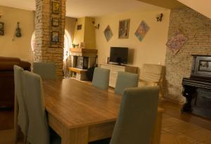 Un comedor con mesa y sillas de madera. en Vila Vladimir, en Poiana Brasov