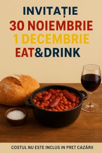 un plato de frijoles, una copa de vino y pan en Căsuța Piticilor, en Broşteni