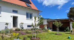 een huis met een tuin ervoor bij Ferienwohnung Gretl Seeblick in Sassnitz