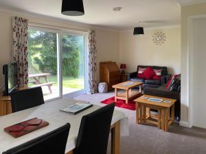 ein Wohnzimmer mit einem Tisch und einem Sofa in der Unterkunft Tresco - B6520 in Saint Cleer