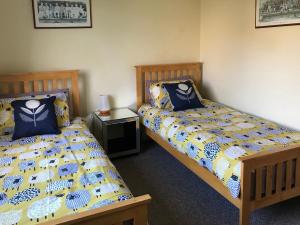 two beds sitting next to each other in a bedroom at Kestral in Welney +8 photos