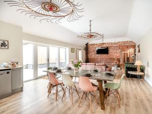 ein Esszimmer und ein Wohnzimmer mit Tisch und Stühlen in der Unterkunft Cattle Crush Cottage - Uk35988 in Great Driffield