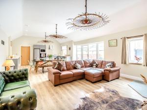 ein Wohnzimmer mit Sofa und Tisch in der Unterkunft Cattle Crush Cottage - Uk35988 in Great Driffield