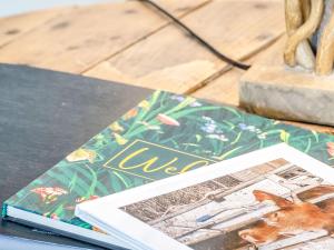 ein Buch, das auf einem Tisch liegt in der Unterkunft Cattle Crush Cottage - Uk35988 in Great Driffield