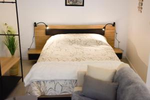 a bedroom with a bed and a couch at La Manutention in Saumur